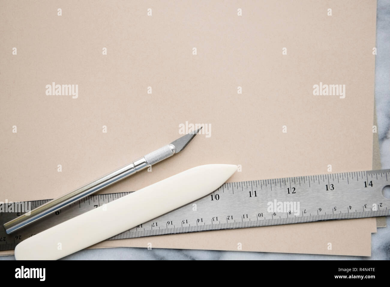 Couteau, marqueur, papier et la règle sur papier Banque D'Images
