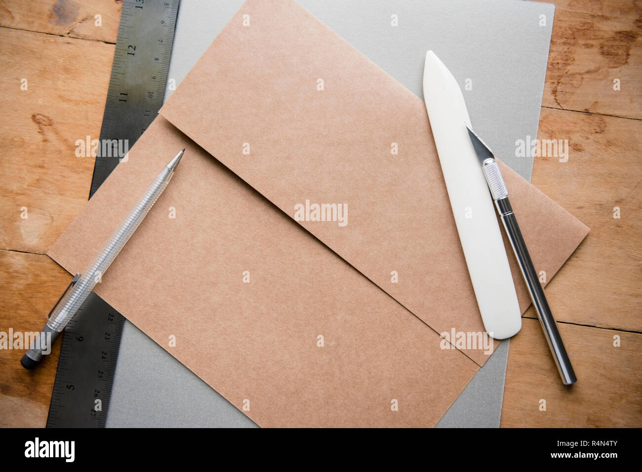 Enveloppe avec couteau et marqueur papier Banque D'Images