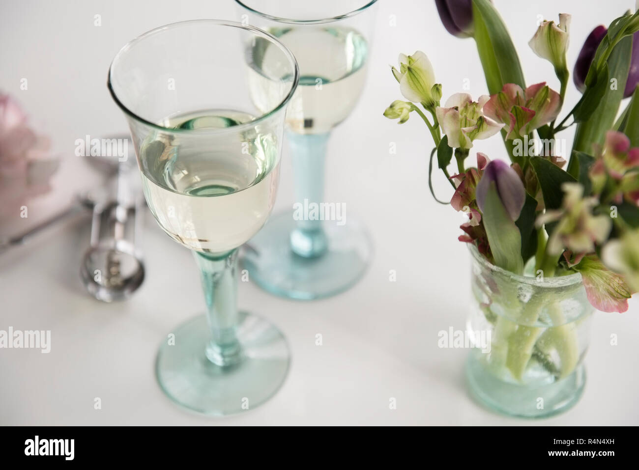 Verres de vin blanc et de fleurs Banque D'Images Verres de vin blanc et de fleurs Banque D'Images