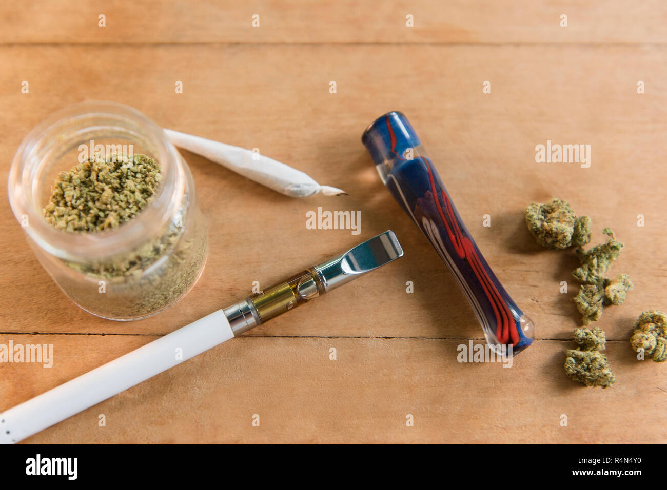 Les produits de la marijuana sur table en bois Banque D'Images Les produits de la marijuana sur table en bois Banque D'Images