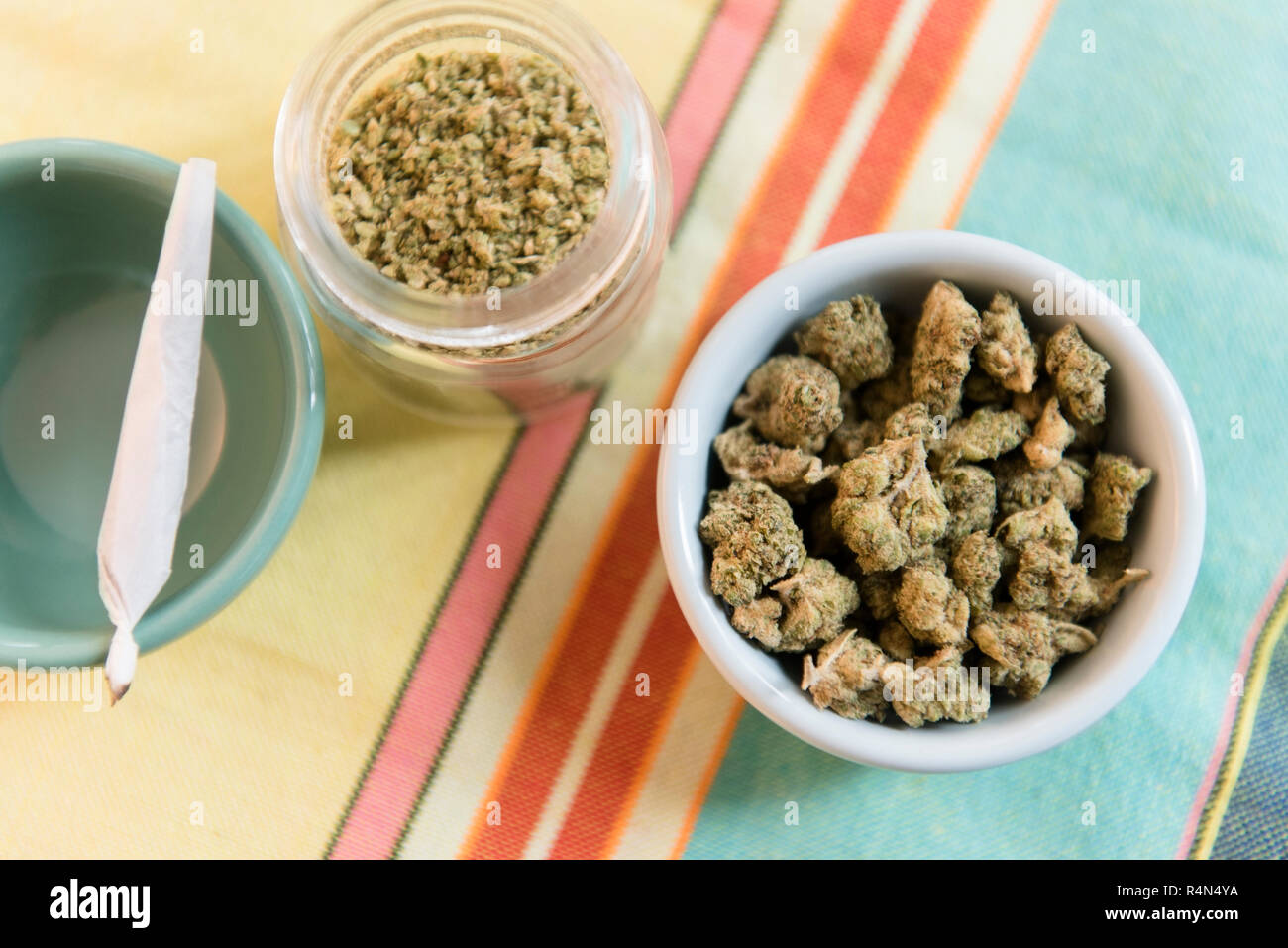 Dans un bol de la marijuana et des articulations Banque D'Images Dans un bol de la marijuana et des articulations Banque D'Images