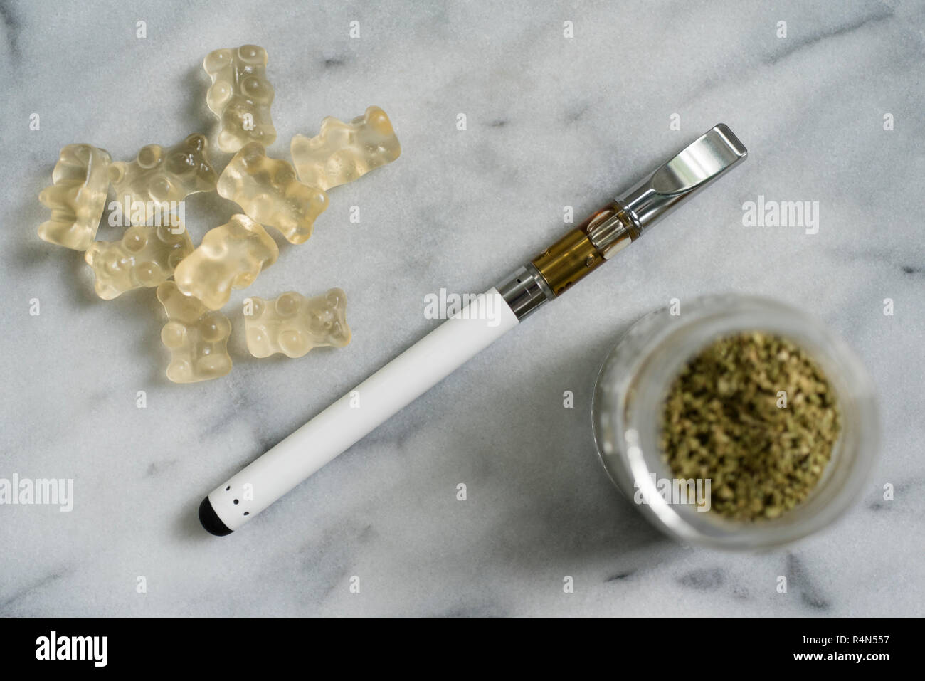Ours Gummi cueillies, cigarette électronique, et de la marijuana dans le jar Banque D'Images