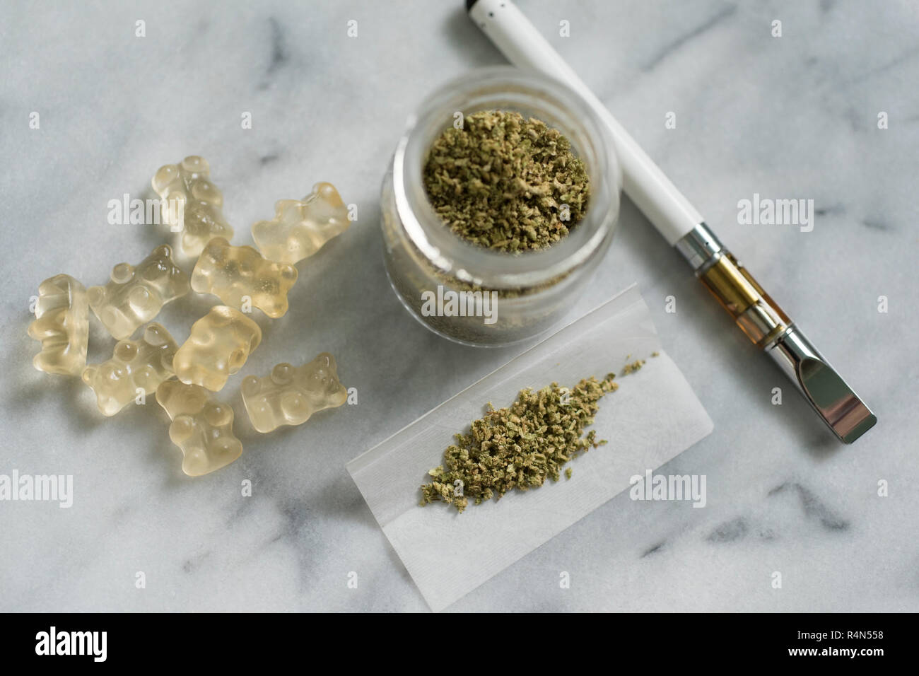 Ours Gummi cueillies, la marijuana en pot et du papier et de la cigarette électronique Banque D'Images