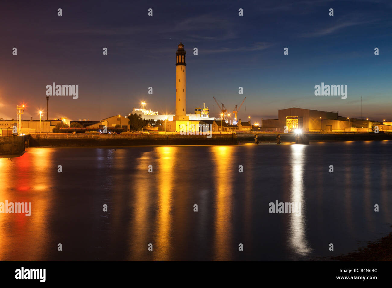 Le phare de Dunkerque la nuit Banque D'Images