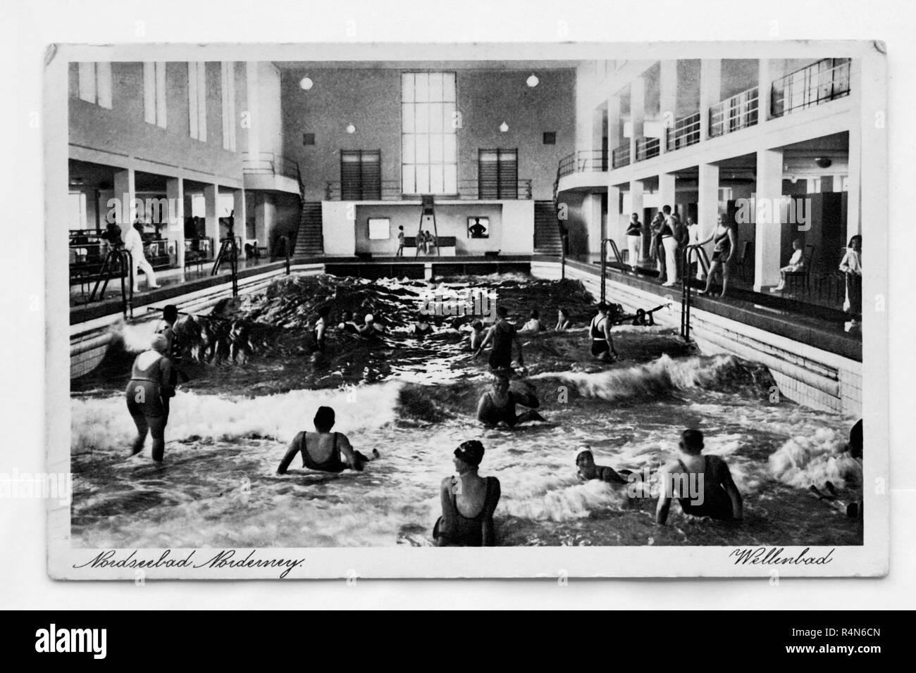 Vintage 1930 Carte postale de Norderney piscine à vagues de l'Allemagne. Banque D'Images