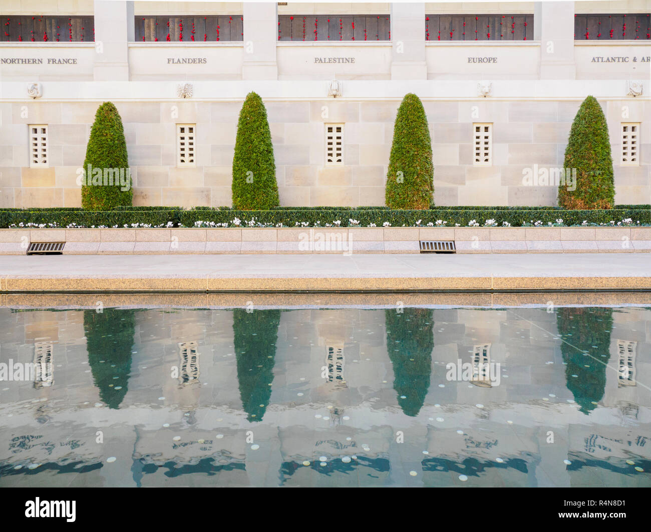 En topiaire reflecting pool au Mémorial Australien de la guerre à Canberra, Australie Banque D'Images