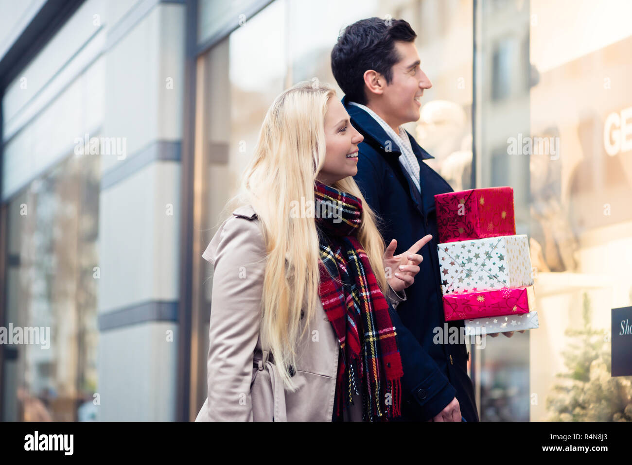 La femme et l'homme shopping de Noël Banque D'Images