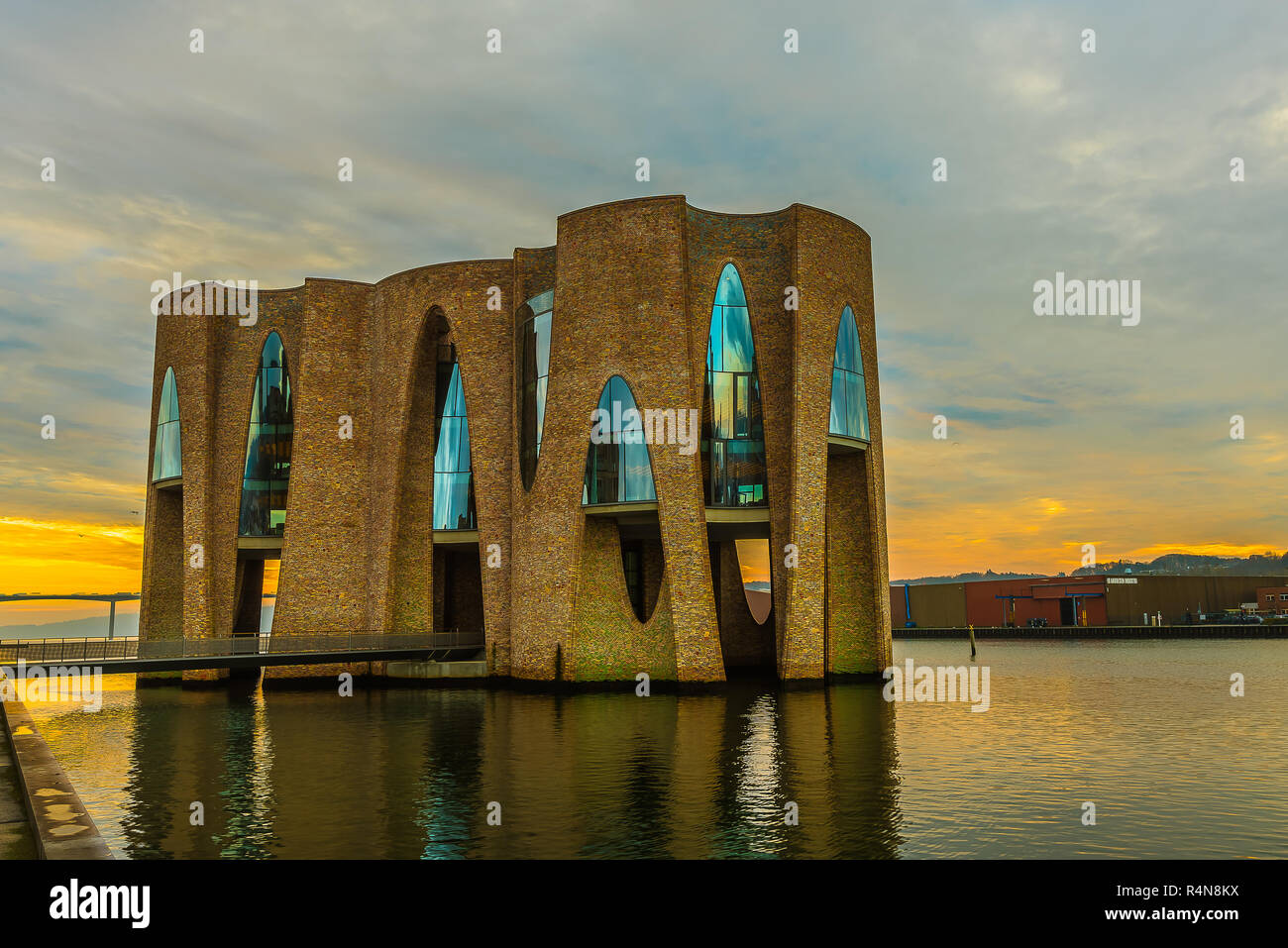 Nouveau bâtiment emblématique dans l'entrée du port, les réflexions dans le lever du soleil, Vejle, Danemark, le 15 novembre 2018 Banque D'Images