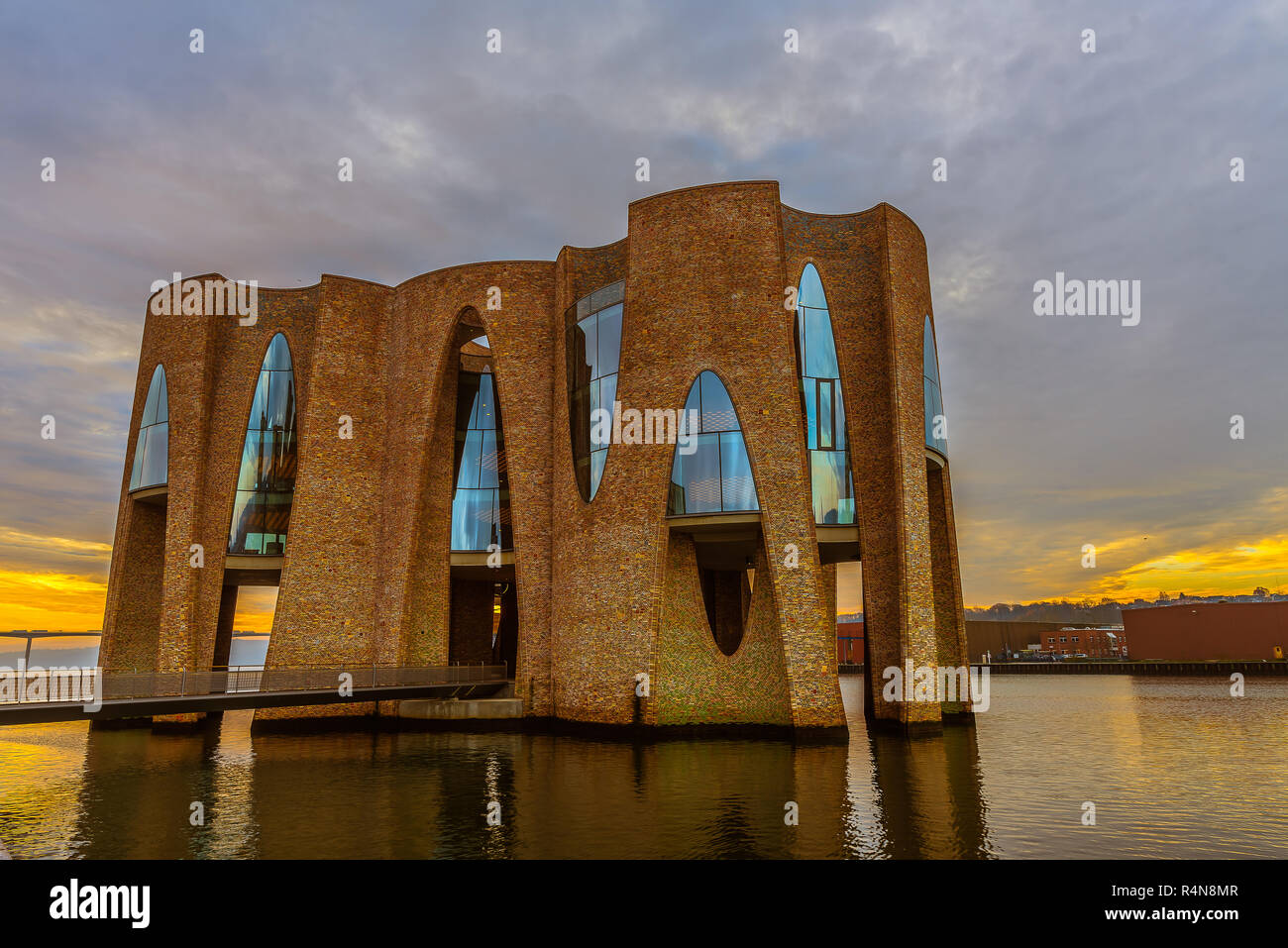 Nouveau bâtiment emblématique dans l'entrée du port, les réflexions dans le lever du soleil, Vejle, Danemark, le 15 novembre 2018 Banque D'Images