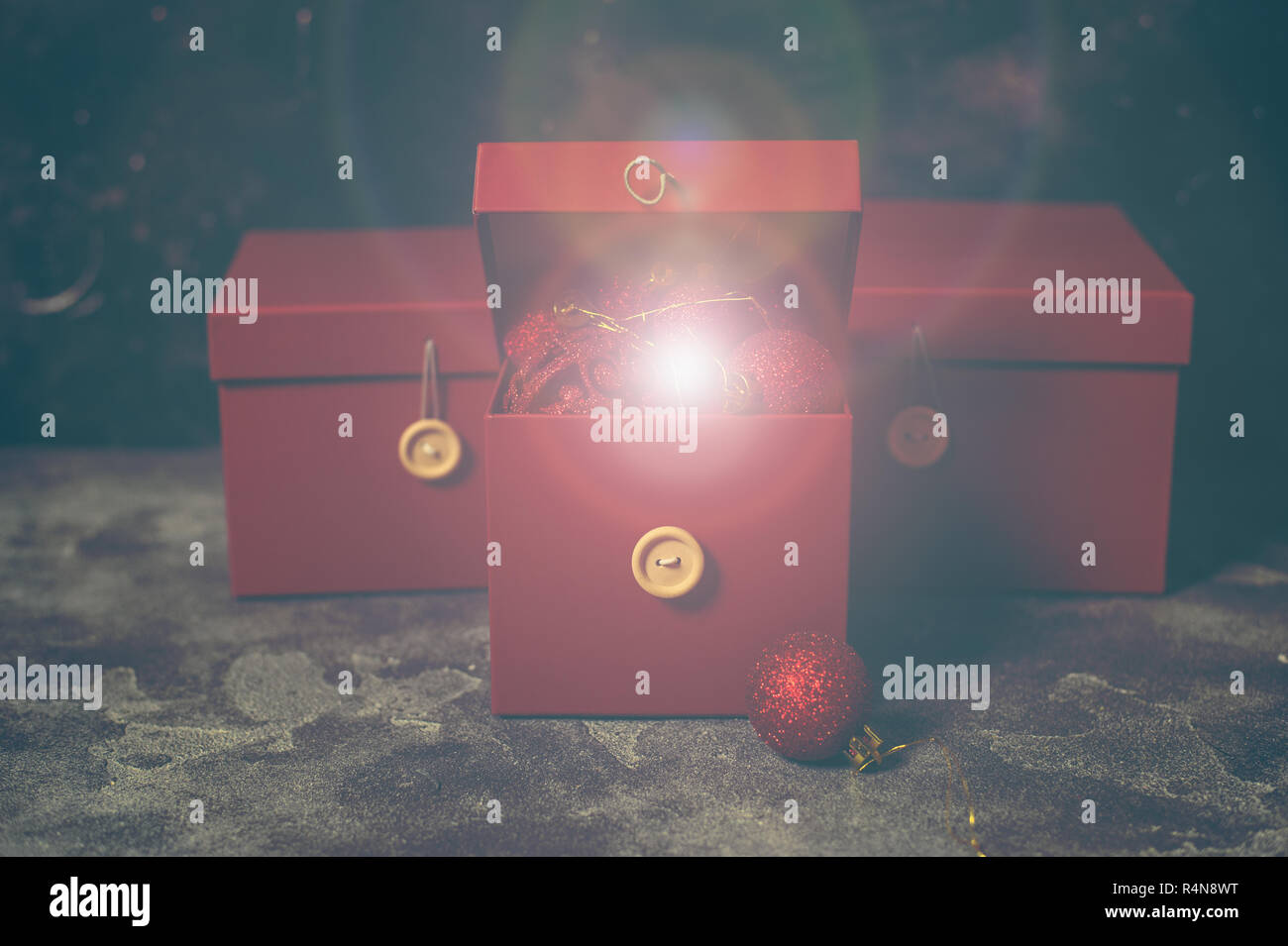 Boîte cadeau de Noël rouge avec des lumières magiques en or Banque D'Images Boîte cadeau de Noël rouge avec des lumières magiques en or Banque D'Images