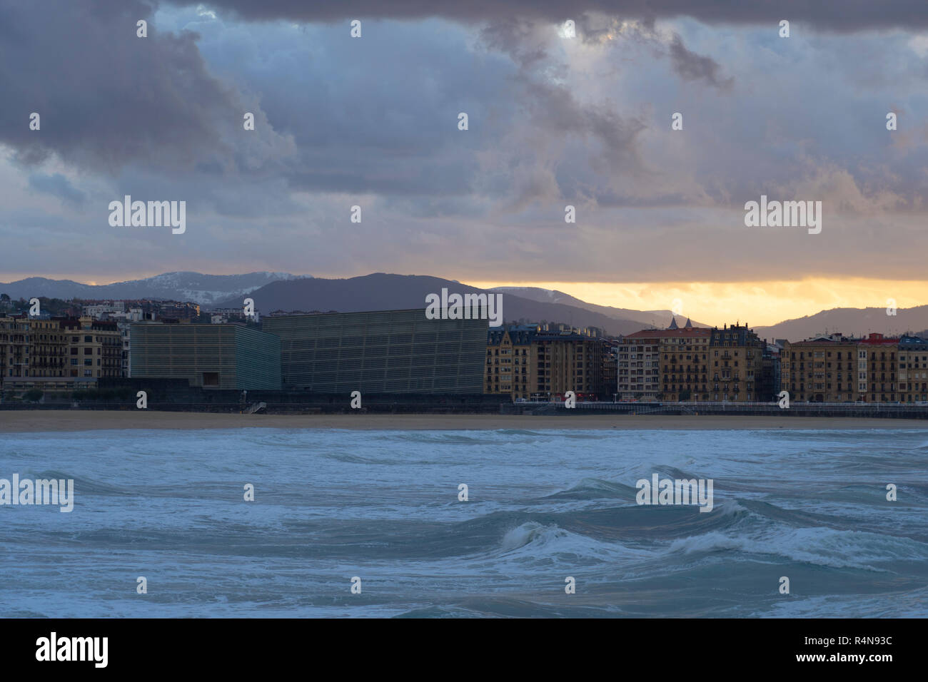 Vue sur San Sebastian Donostia avec plage de Zurriola et du Kursaal n l'avant-plan Pays Basque Espagne Banque D'Images