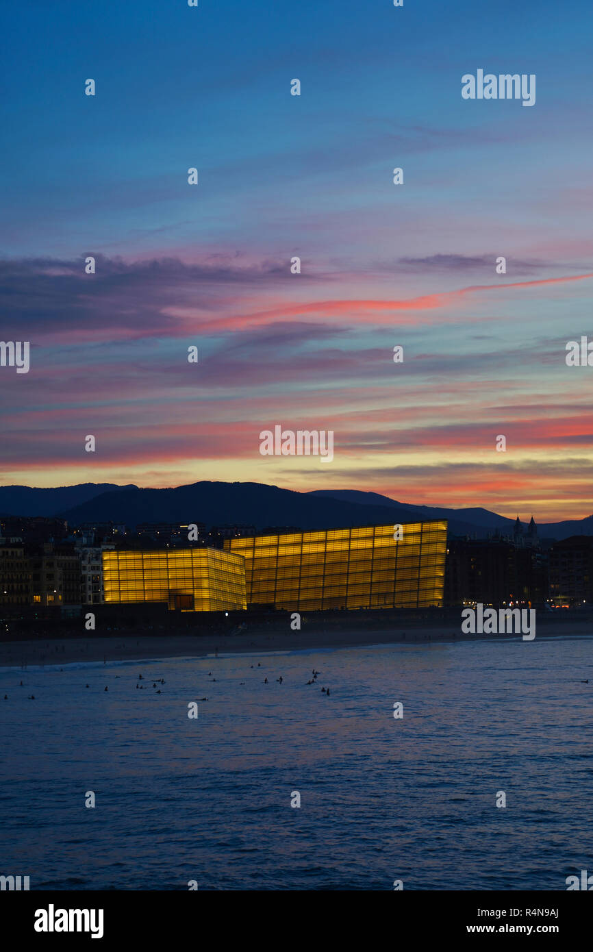 Vue sur San Sebastian Donostia avec plage de Zurriola et du Kursaal n l'avant-plan Pays Basque Espagne Banque D'Images