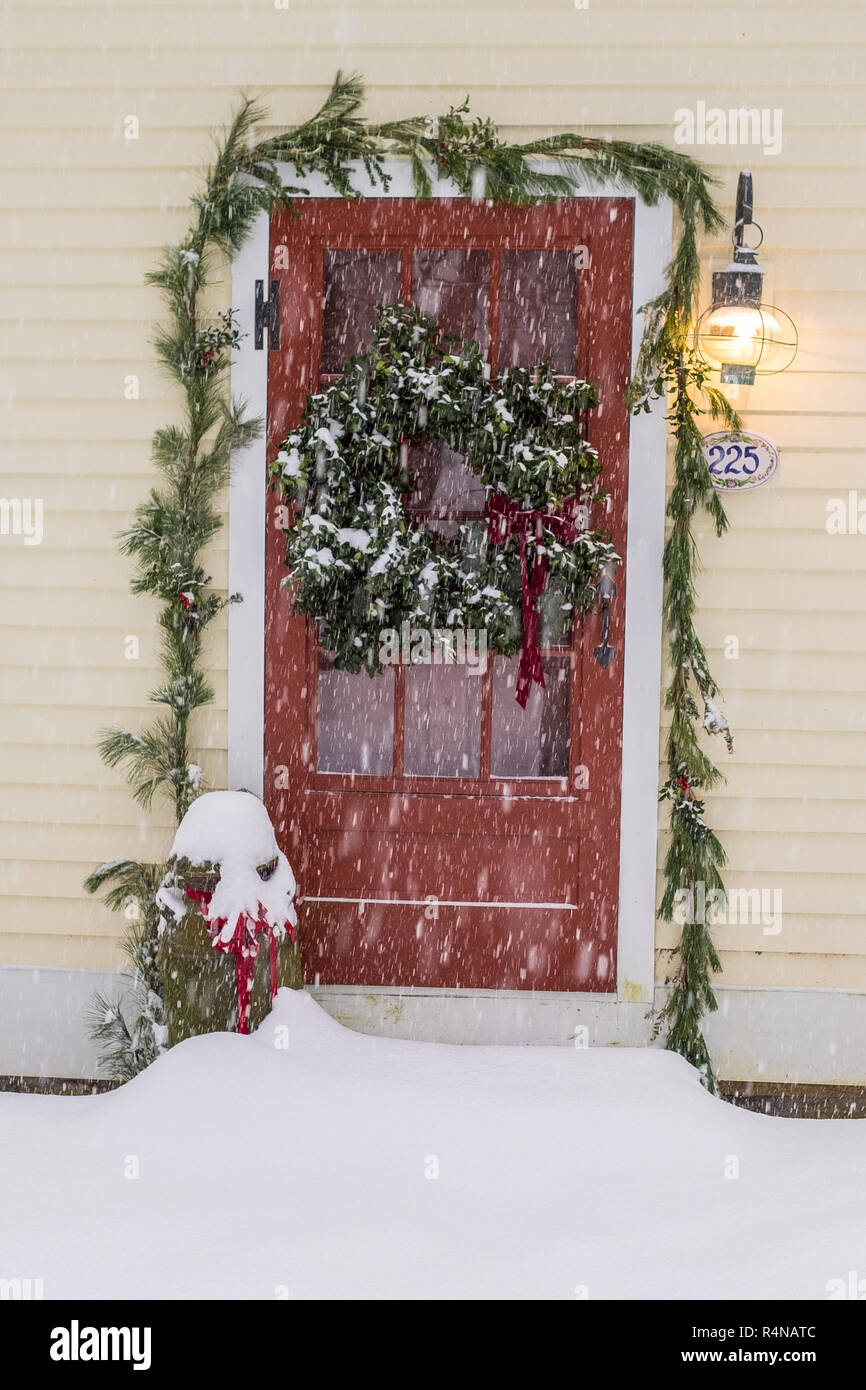 Une porte décorée pour les vacances de Noël Banque D'Images