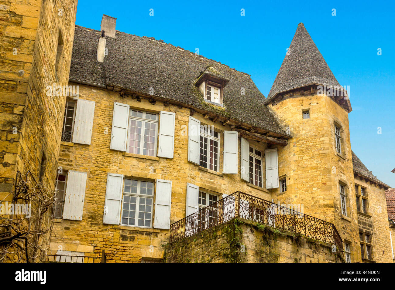 SARLAT-la-caneda, FRANCE - 2 mars 2011 : anciens bâtiments bordent les rues étroites de la ville de Sarlat-la-caneda, Périgord, France. Pate d'oie et Banque D'Images