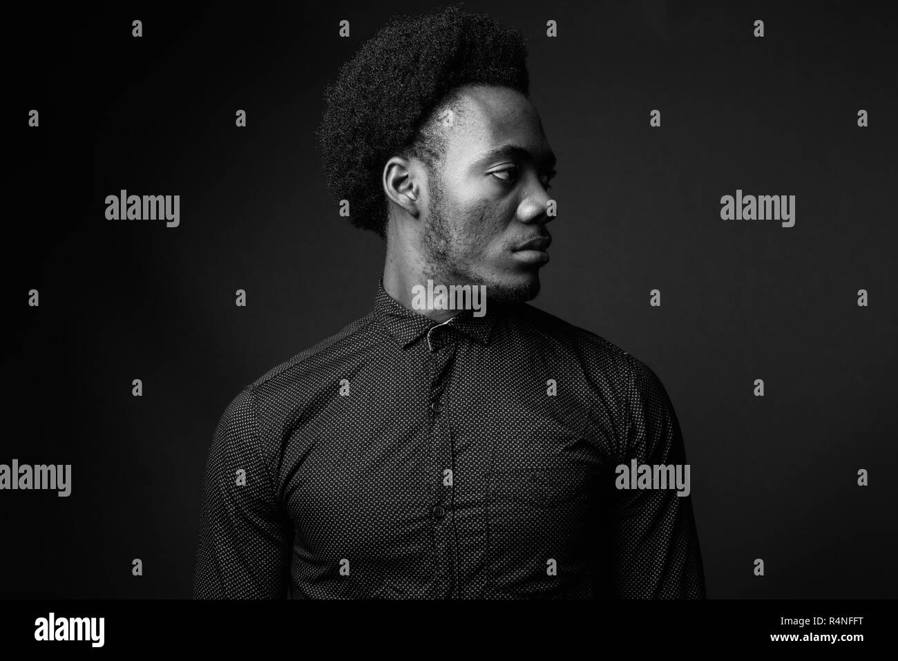 Le noir et blanc portrait of handsome African man Banque D'Images