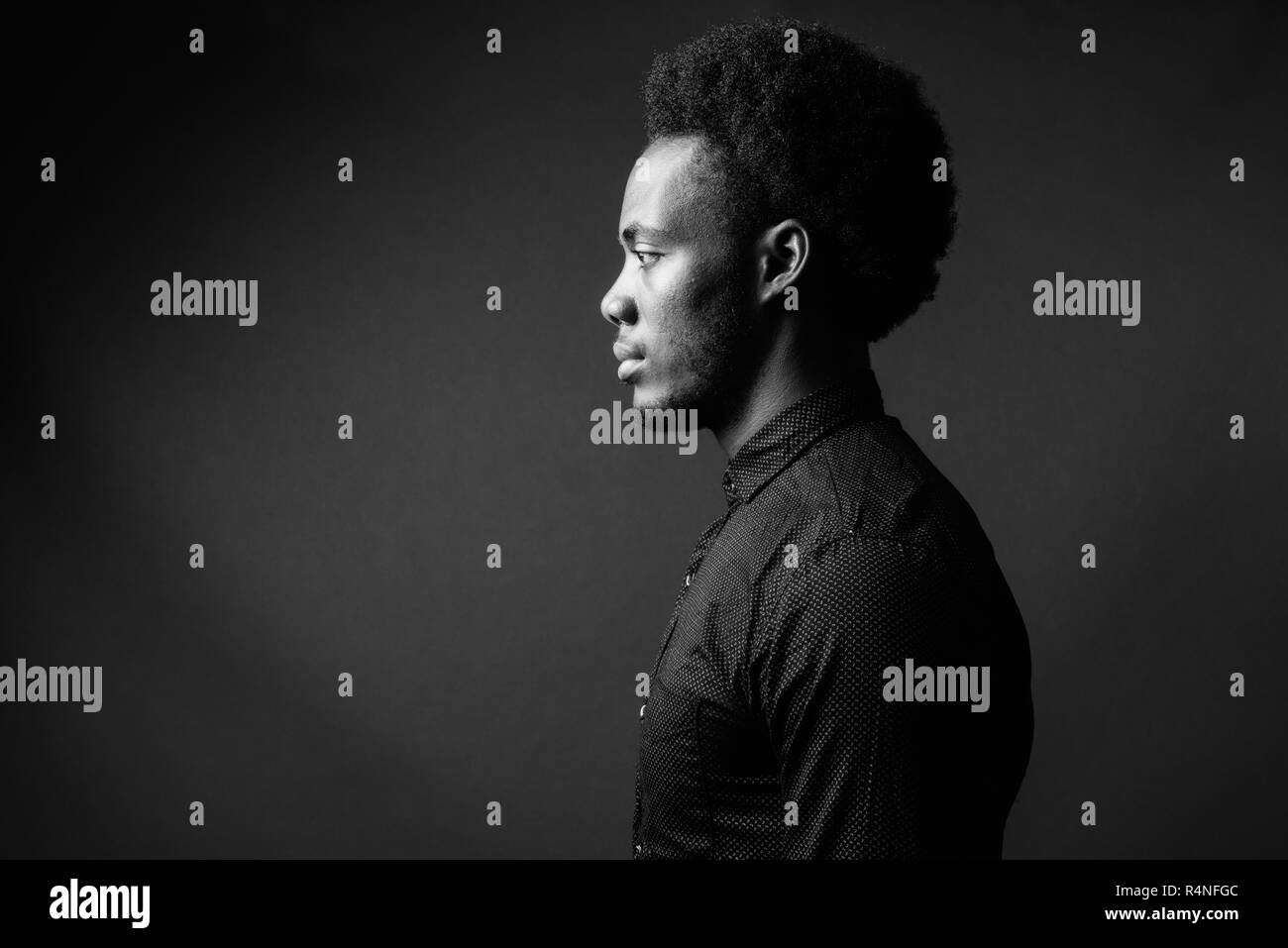 Le noir et blanc portrait of handsome African man Banque D'Images