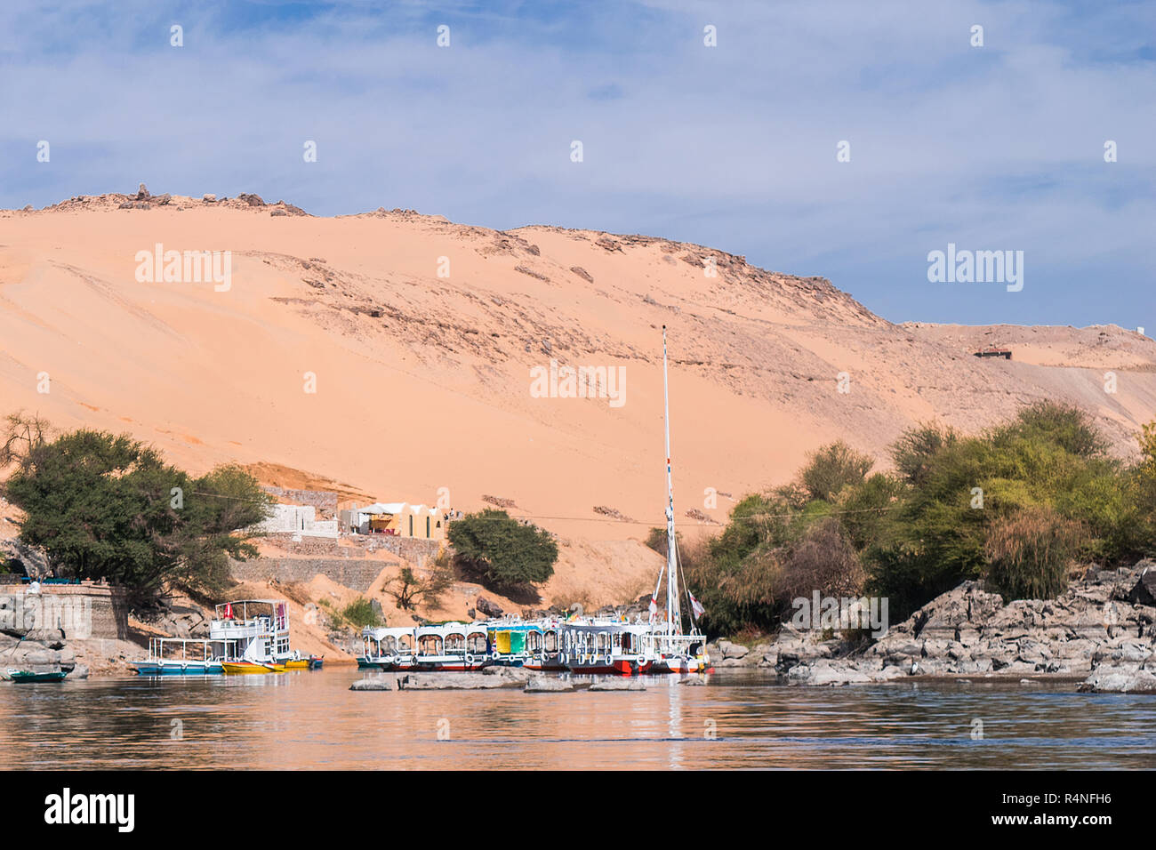 Belle scène de Nil et bateaux de Louxor et Assouan en Égypte tour Banque D'Images