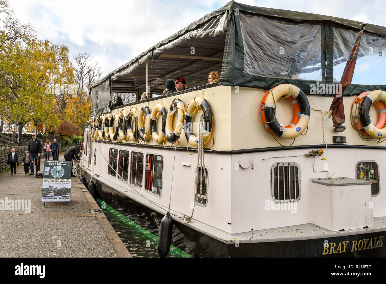 Tamise, WINDSOR, ANGLETERRE - NOVEMBRE 2018 : river boat retour à la Riverside point de départ à Windsor après une croisière sur la rivière T Banque D'Images