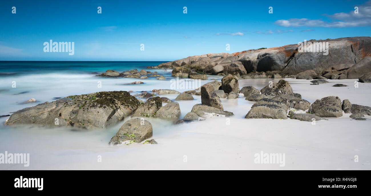 Scène de plage de sable blanc dans les jardins, situé dans la baie d'incendies, de Tasmanie. Banque D'Images