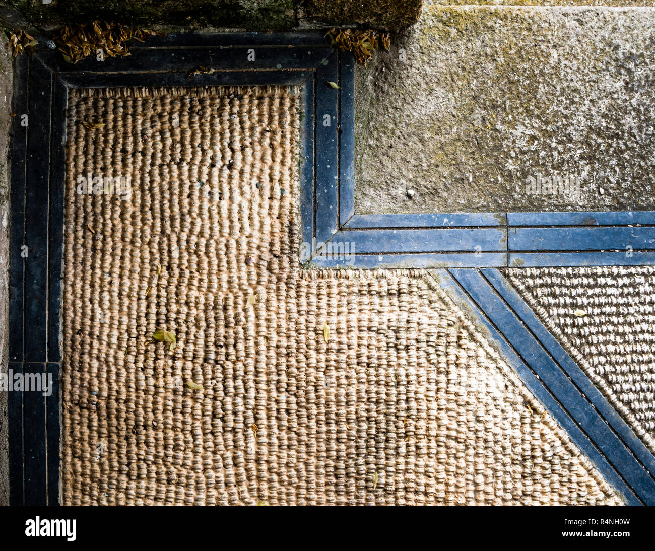 L'étage se compose de tricots de moutons (détail de l'hôtel Endsleigh). Depuis la petite terrasse, vous pouvez voir l'ancienne aile pour enfants. Les coureurs pieds nus s'émerveillent devant l'agréable revêtement de sol : il s'agit d'une mosaïque de milliers de chevilles de mouton Banque D'Images