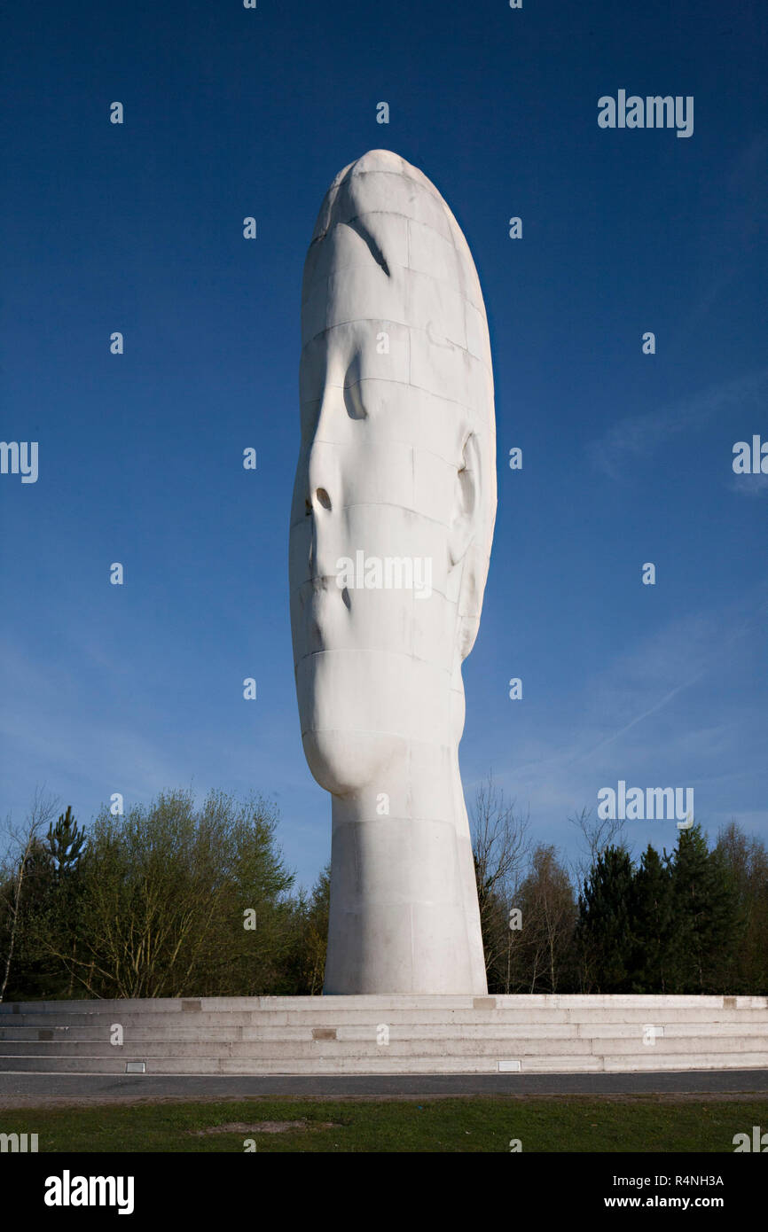 'Le Rêve' sculpture, St Helens, Royaume-Uni Ouvert en 2009, le gagnant de canal 4's Big Art Project, un 20 mètres de haut 'girl' fait de marbre par Jaume Plensa. Banque D'Images