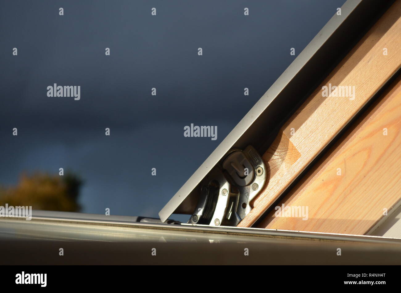 Charnières de Fenêtre velux Photo Stock - Alamy