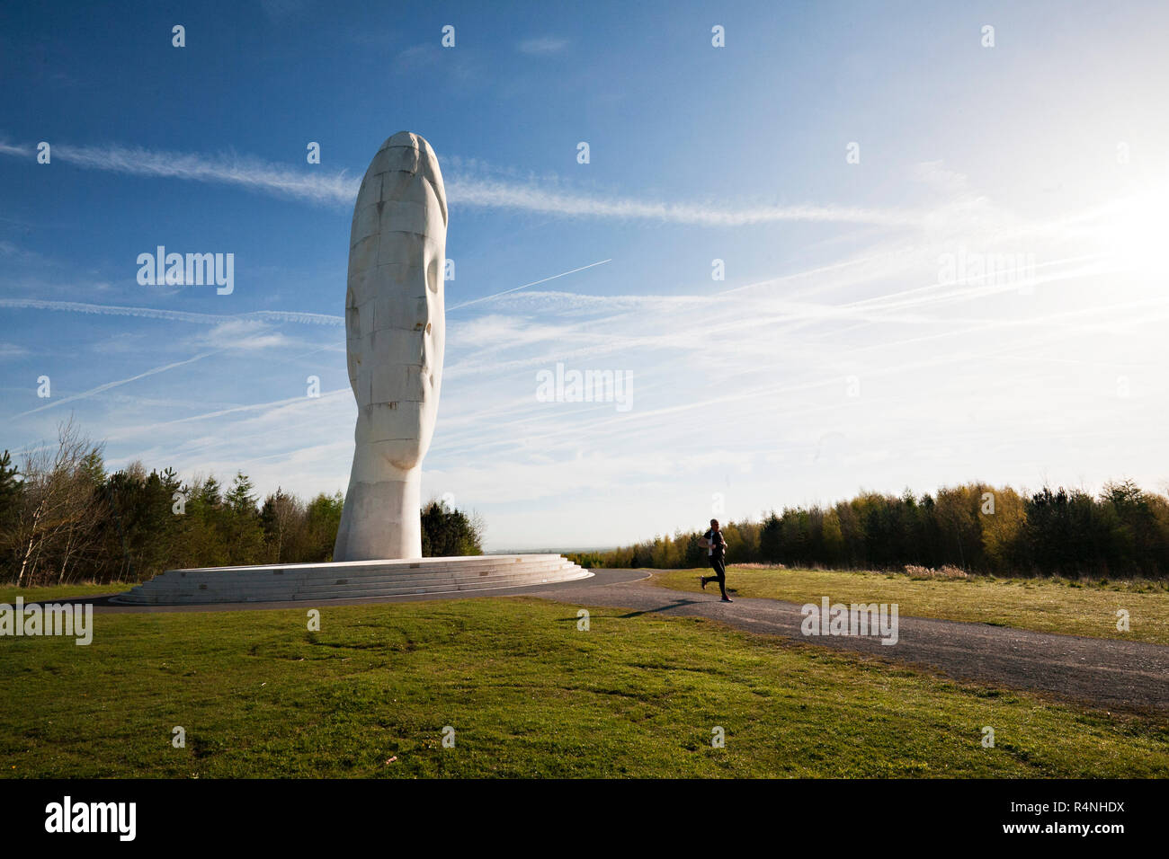 'Le Rêve' sculpture, St Helens, Royaume-Uni Ouvert en 2009, le gagnant de canal 4's Big Art Project, un 20 mètres de haut 'girl' fait de marbre par Jaume Plensa. Banque D'Images