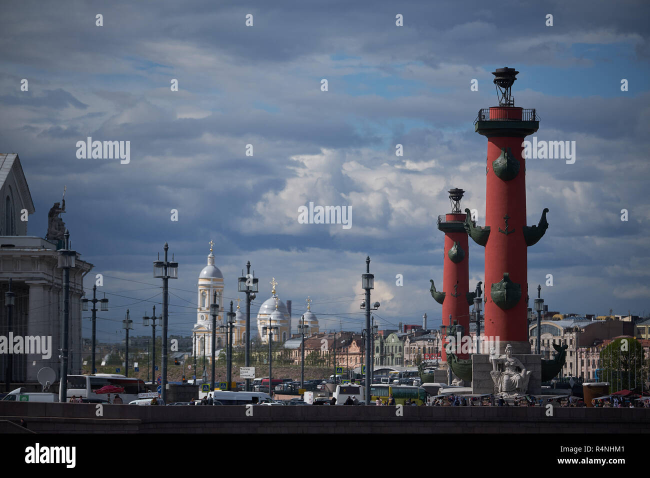 Colonnes rostrales sur la pointe de l'île Vassilievski est l'un des symboles de Saint-Pétersbourg, Russie Banque D'Images