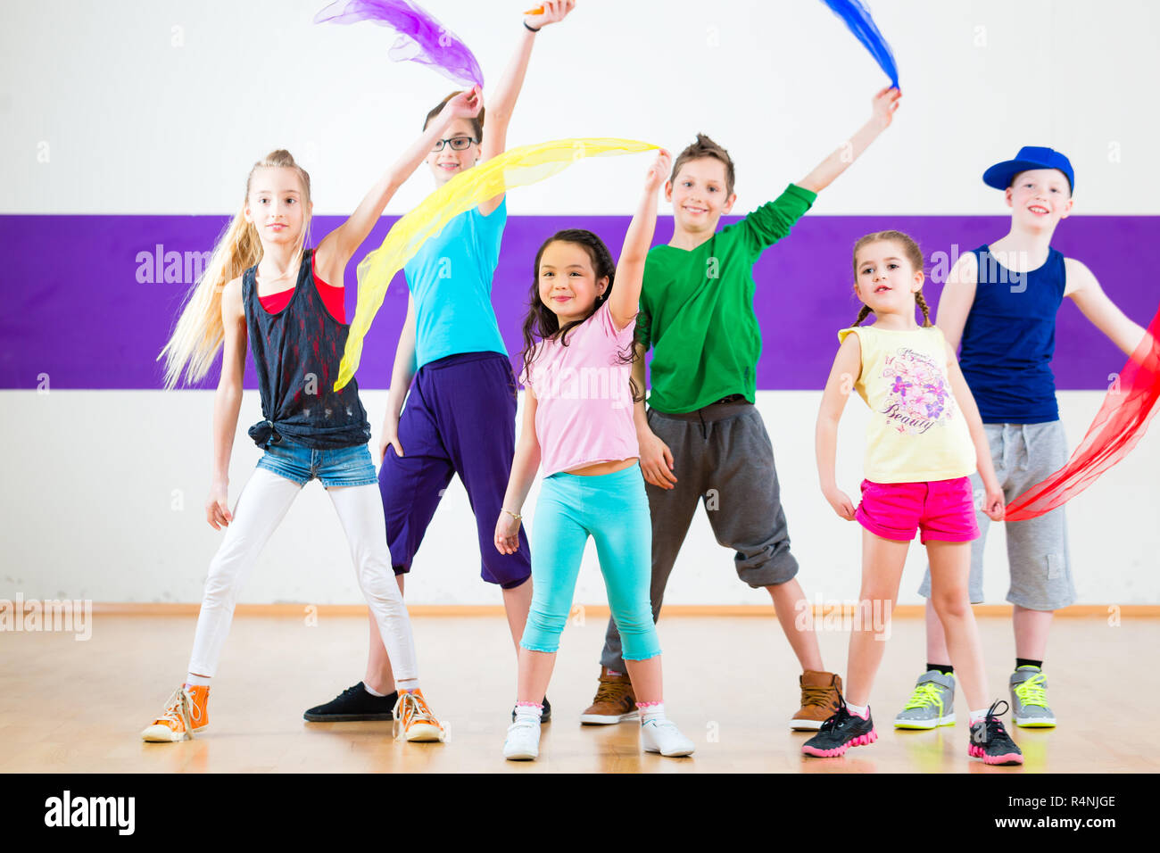 Les enfants en classe traninng danse avec les écharpes Banque D'Images