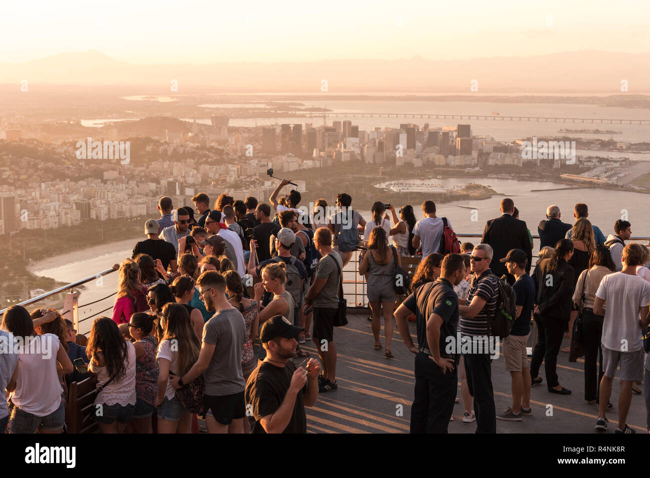 Vue d'un grand groupe de touristes onâ Sugarloafâ Rioâ deâ la montagne, Janeiro, Brésil Banque D'Images