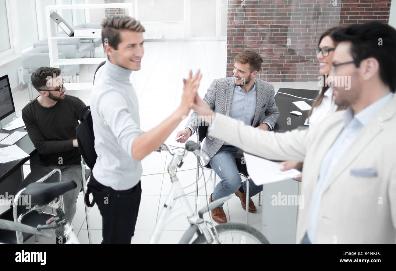 Journée sans voiture.Les collègues d'affaires donnant à chaque autre un cinq. Banque D'Images