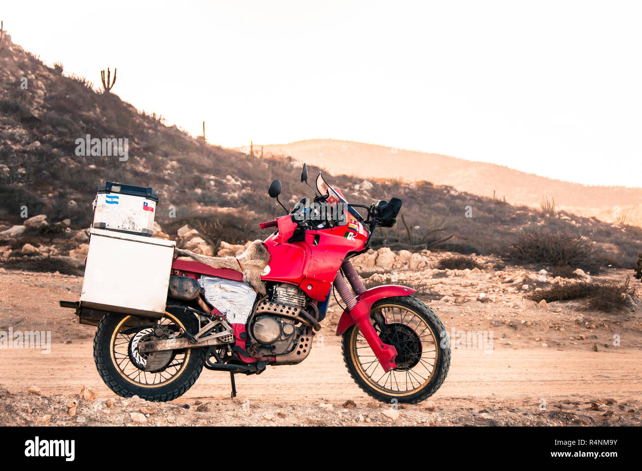 Vue latérale du seul moto rouge garée sur chemin de terre, Cabo San Lucas, Baja California Sur, Mexique Banque D'Images
