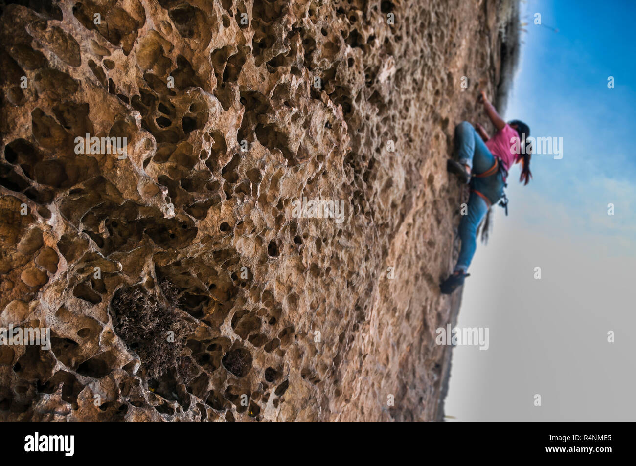 Vue de dessous de femme escalade falaise, Suesca jusqu'Â, Â Â Almeidas Province, Colombie Banque D'Images