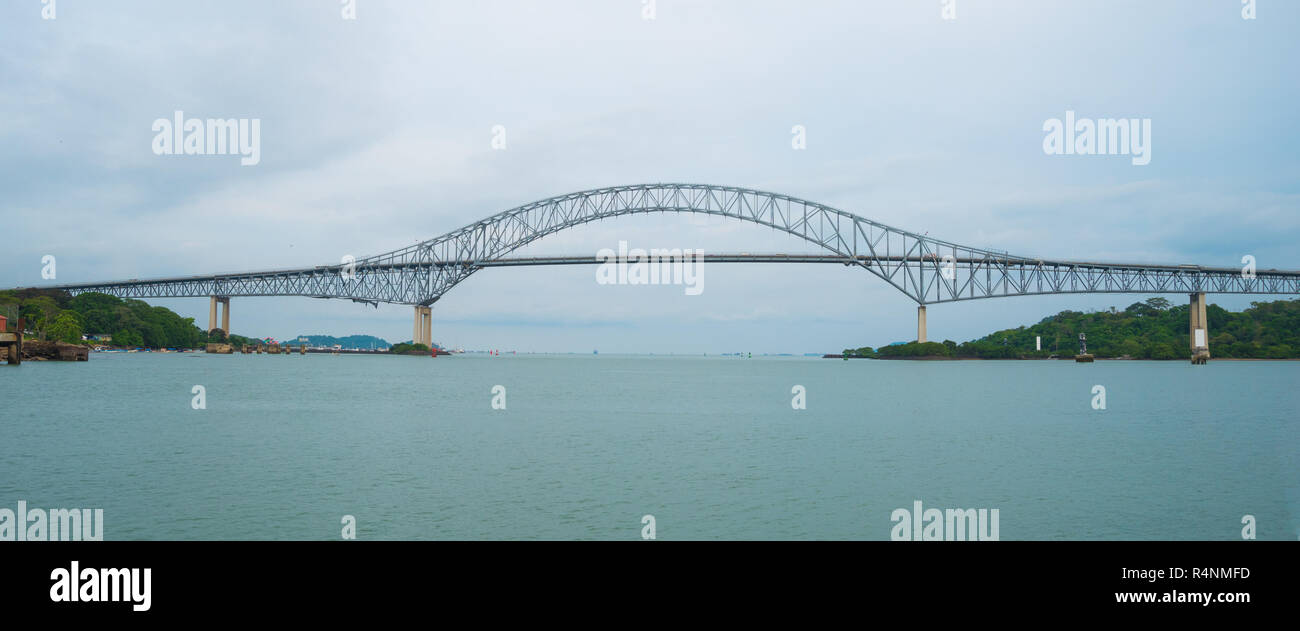 Pont des Amériques (Puente de las Americas). Construit en 1957 et autrefois connue sous le nom de Thatcher Ferry Bridge, s'étend sur l'entrée du Pacifique du canal de Panama. Banque D'Images