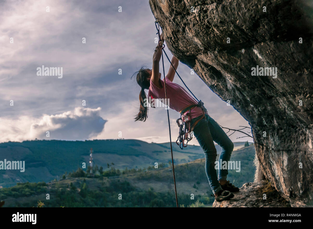 Vue de côté de l'escalade, femme, AlmeidasÂ Suesca Â Â Â Province, Colombie Banque D'Images