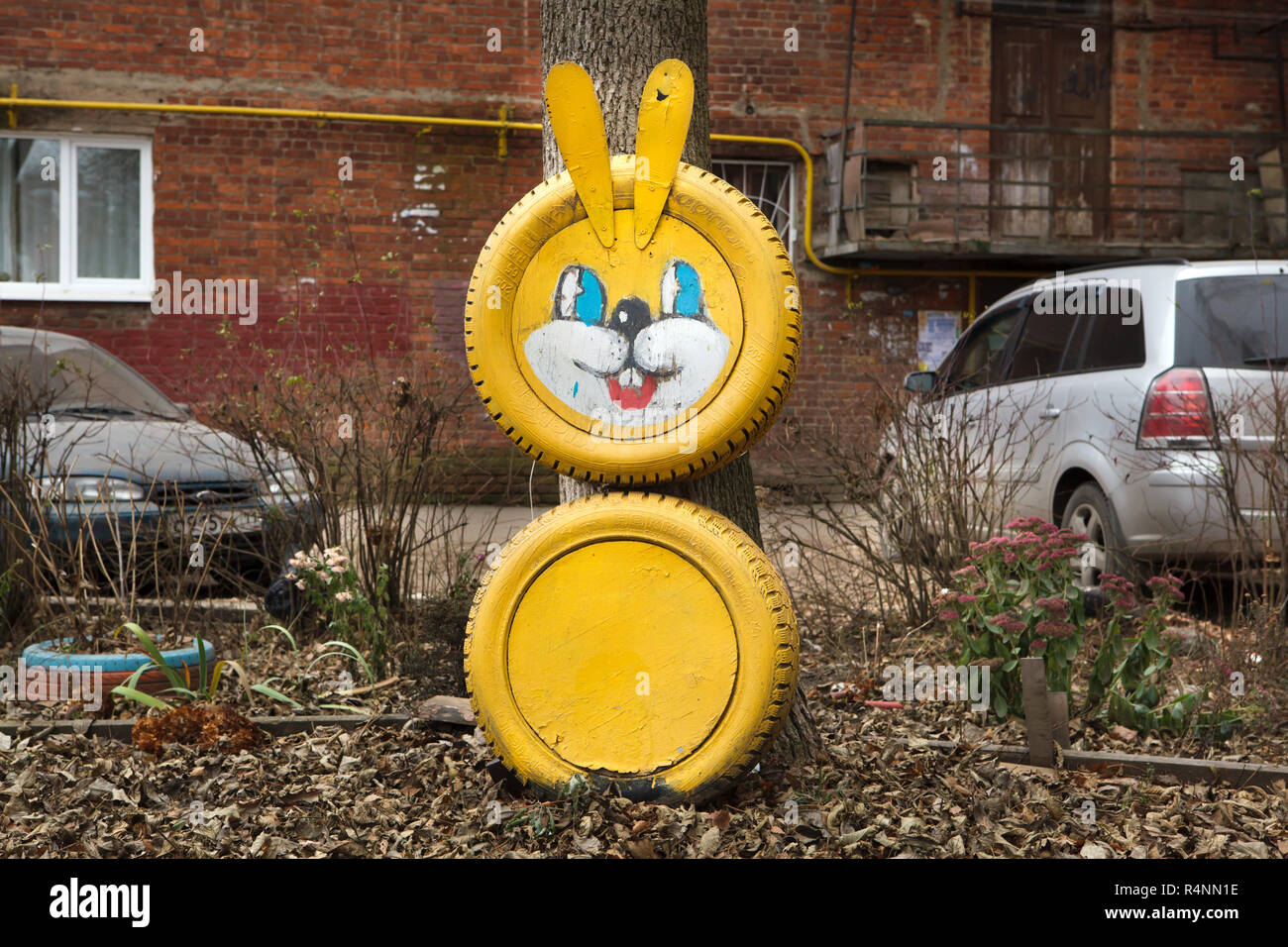 Lièvre jaune fabriqué à partir de vieux pneus sur l'aire de jeu pour enfants à Ivanovo, Russie. ATTENTION : Cette image fait partie d'un reportage photo de 18 photos avec le même jeu. Banque D'Images