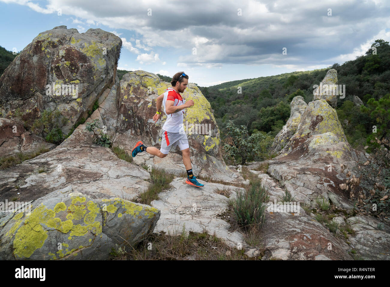 Un homme qui court sur un terrain rocheux dans la région de Huasca de Ocampo, Hidalgo, Mexique. Banque D'Images
