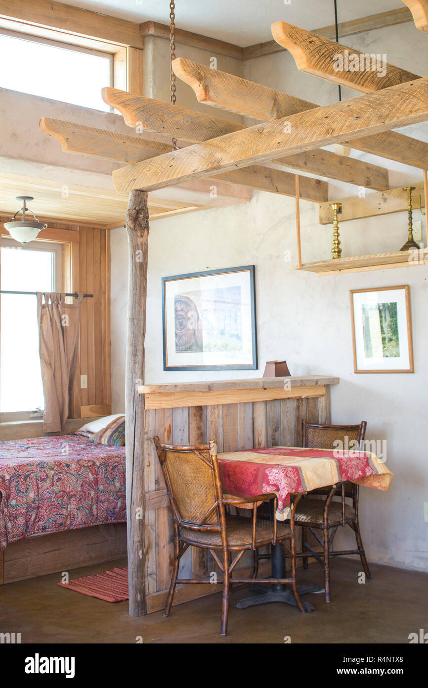 Photographie de l'intérieur avec table à l'intérieur location studio prix, été Lake, Oregon, USA Banque D'Images