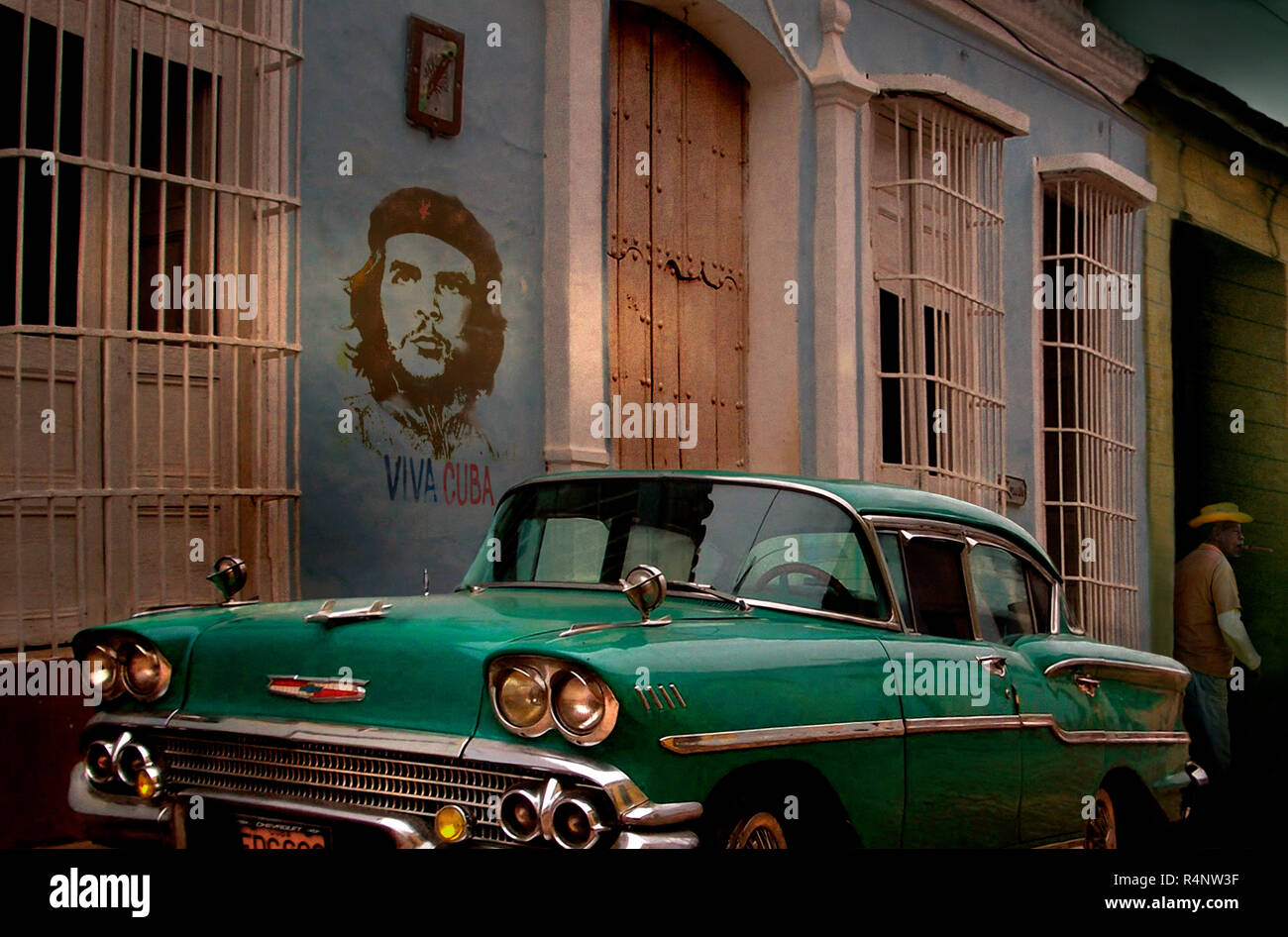 Voiture d'époque et des graffitis de Che Guevara en rue, Trinidad,  Sancti Spritus Province, Cuba Banque D'Images