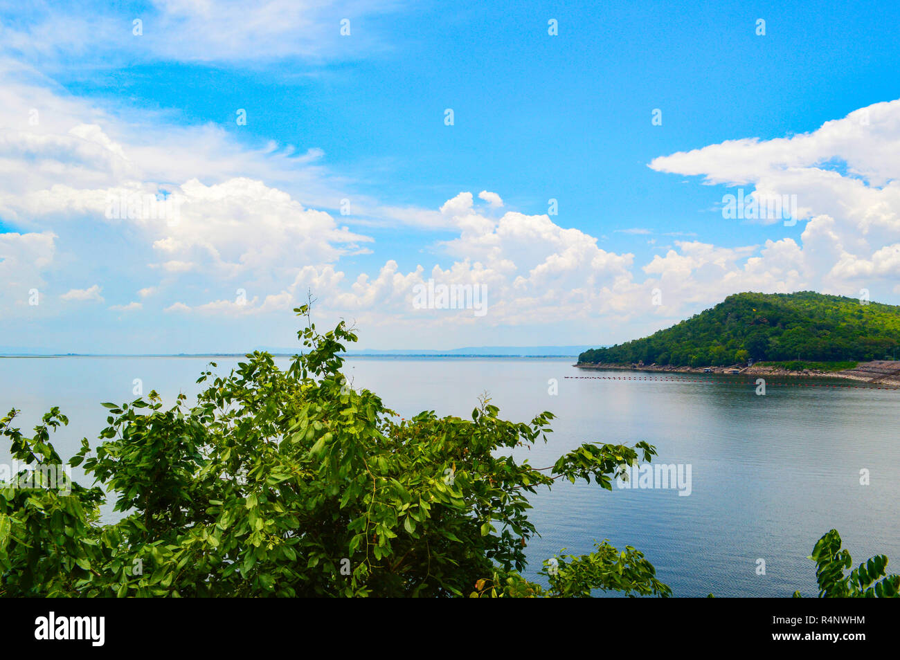 Vue du paysage de montagne et lagon avec fond de ciel bleu au barrage Ubol Ratana khonkaen attraction touristique Thaïlande Banque D'Images