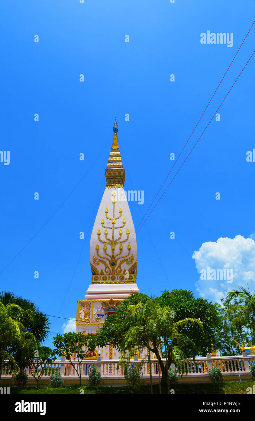 Symbole coloré de la pagode du bouddhisme / belle Pagode à Tha Li Loei au nord -est de la Thaïlande / nom thaï PhraThat sam ja Banque D'Images