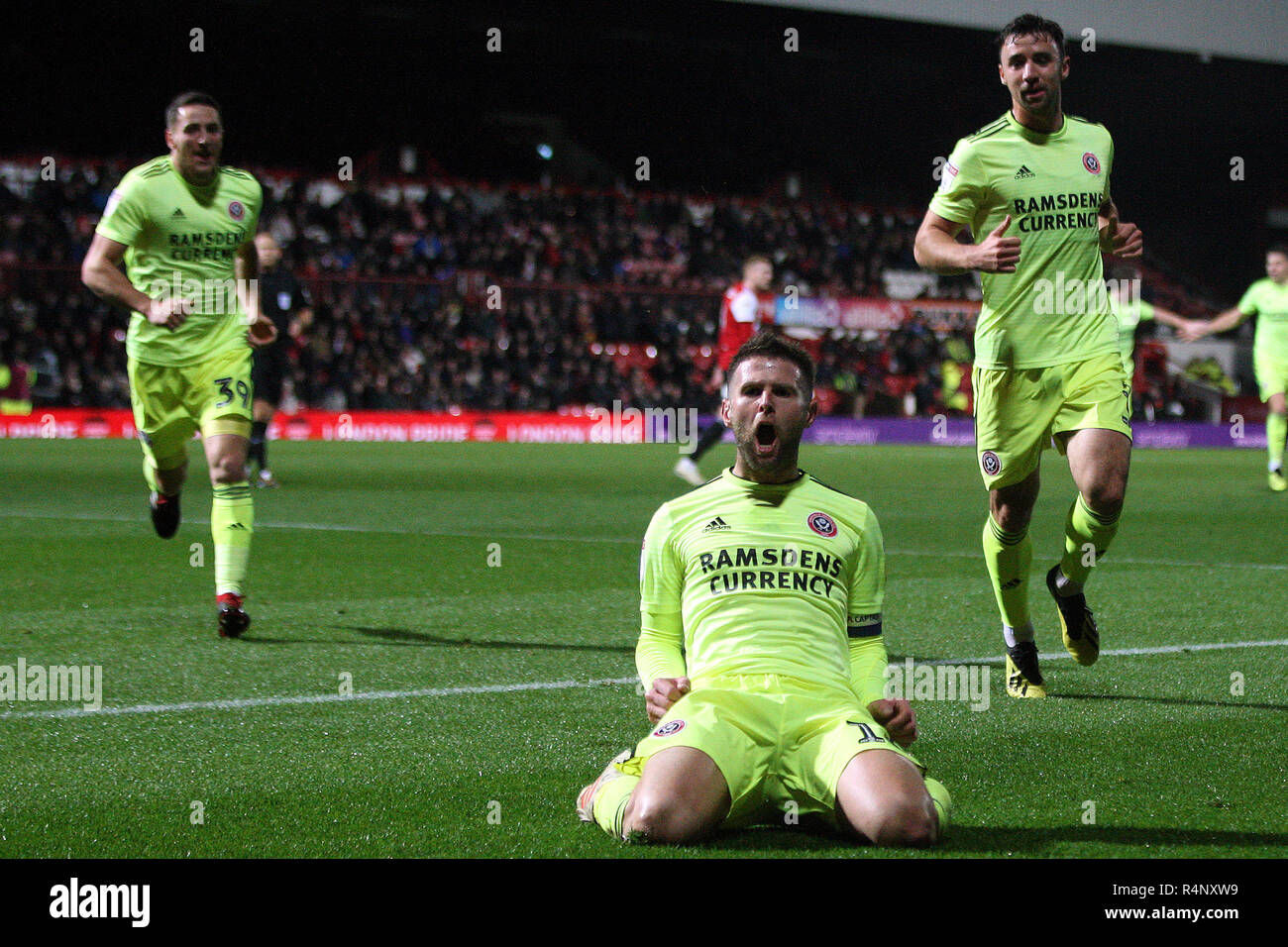 Londres, Royaume-Uni. 27 novembre, 2018. Oliver Norwood de Sheffield United (c) célèbre marquant le deuxième but de son équipe. Match de championnat Skybet EFL, Brentford v Sheffield Utd au stade de Griffin Park à Londres le mardi 27 novembre 2018. Cette image ne peut être utilisé qu'à des fins rédactionnelles. Usage éditorial uniquement, licence requise pour un usage commercial. Aucune utilisation de pari, de jeux ou d'un seul club/ligue/dvd publications. pic par Steffan Bowen/Andrew Orchard la photographie de sport/Alamy live news Banque D'Images