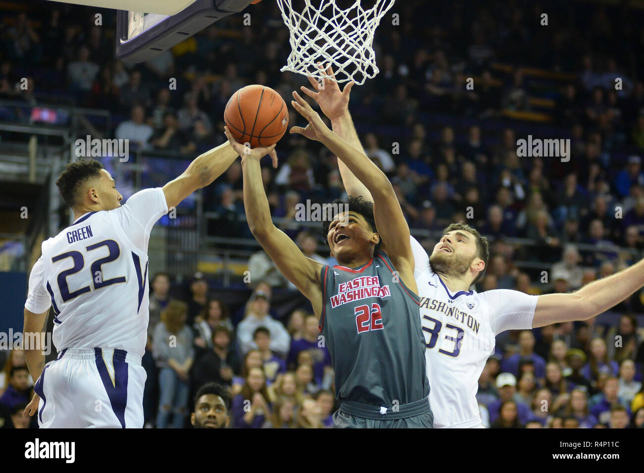 Seattle, WA, USA. 27 Nov, 2018. Garde EWU Élie Jackson (22) va jusqu'à un tir contre Dominic Green (22) et Steve Timmons (33) lors d'un match de basket-ball hors-conférence entre les Huskies de Washington et de l'est Washington Eagles. Le jeu a été joué à Hec Ed Pavilion à Seattle, WA. Jeff Halstead/CSM/Alamy Live News Banque D'Images