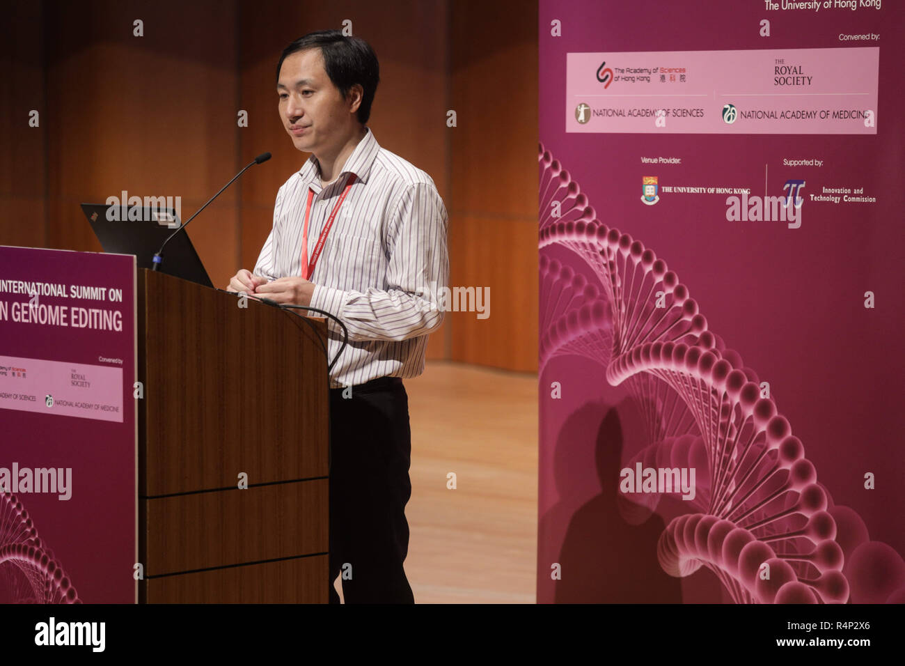 Hong Kong, Hong Kong. 27 Nov, 2018. Il Jiankui généticist chinois de l'Université du sud de la science et de la technologie à Shenzhen, Chine vu au cours du deuxième Sommet International sur le génome humain l'édition à l'Université de Hong Kong. Plus tôt, le généticien chinois prétend avoir modifié les gènes de l'embryon d'une paire de jumelles avant la naissance, ce qui a incité les scientifiques à partir de l'indignation du champ. Credit : L.C. Leung/SOPA Images/ZUMA/Alamy Fil Live News Banque D'Images