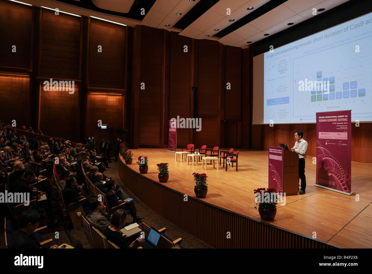 Hong Kong, Hong Kong. 27 Nov, 2018. Il Jiankui généticist chinois de l'Université du sud de la science et de la technologie à Shenzhen, Chine vu au cours du deuxième Sommet International sur le génome humain l'édition à l'Université de Hong Kong. Plus tôt, le généticien chinois prétend avoir modifié les gènes de l'embryon d'une paire de jumelles avant la naissance, ce qui a incité les scientifiques à partir de l'indignation du champ. Credit : L.C. Leung/SOPA Images/ZUMA/Alamy Fil Live News Banque D'Images