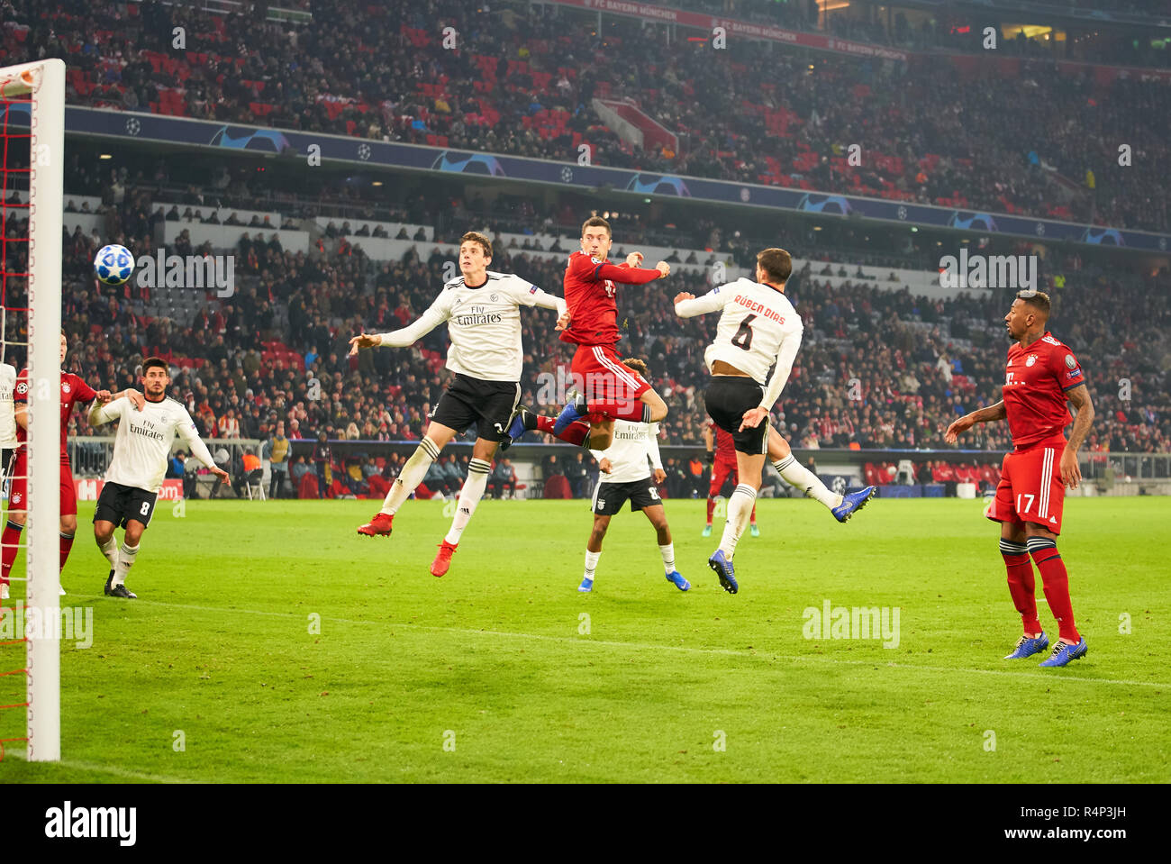 Munich, Allemagne. 27 novembre, 2018. Robert Lewandowski, FCB 9 shoot but pour 4-1 en concurrence pour la balle, s'attaquer, duel, l'en-tête, action, lutte contre Ruben DIAS, 6 Lisbonne Lisbonne 3 Alejandro GRIMALDO, FC BAYERN MUNICH - BENFICA LISBONNE 5-1 Football UEFA Champions League , Munich, le 27 novembre 2018, de la saison 2018/2019, l'étape de groupe, groupe E, FCB, Lissabon, Peter Crédit Schatz / Alamy Live News Banque D'Images