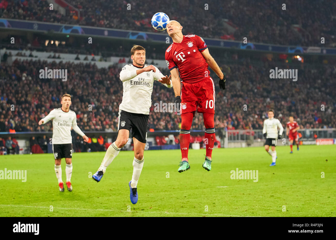 Munich, Allemagne. 27 novembre, 2018. Arjen Robben, FCB 10 concurrence pour la balle, s'attaquer, duel, l'en-tête, action, lutte contre Ruben DIAS, Lisbonne 6 FC BAYERN MUNICH - BENFICA LISBONNE 5-1 Football UEFA Champions League , Munich, le 27 novembre 2018, de la saison 2018/2019, l'étape de groupe, groupe E, FCB, Lissabon, Peter Crédit Schatz / Alamy Live News Banque D'Images