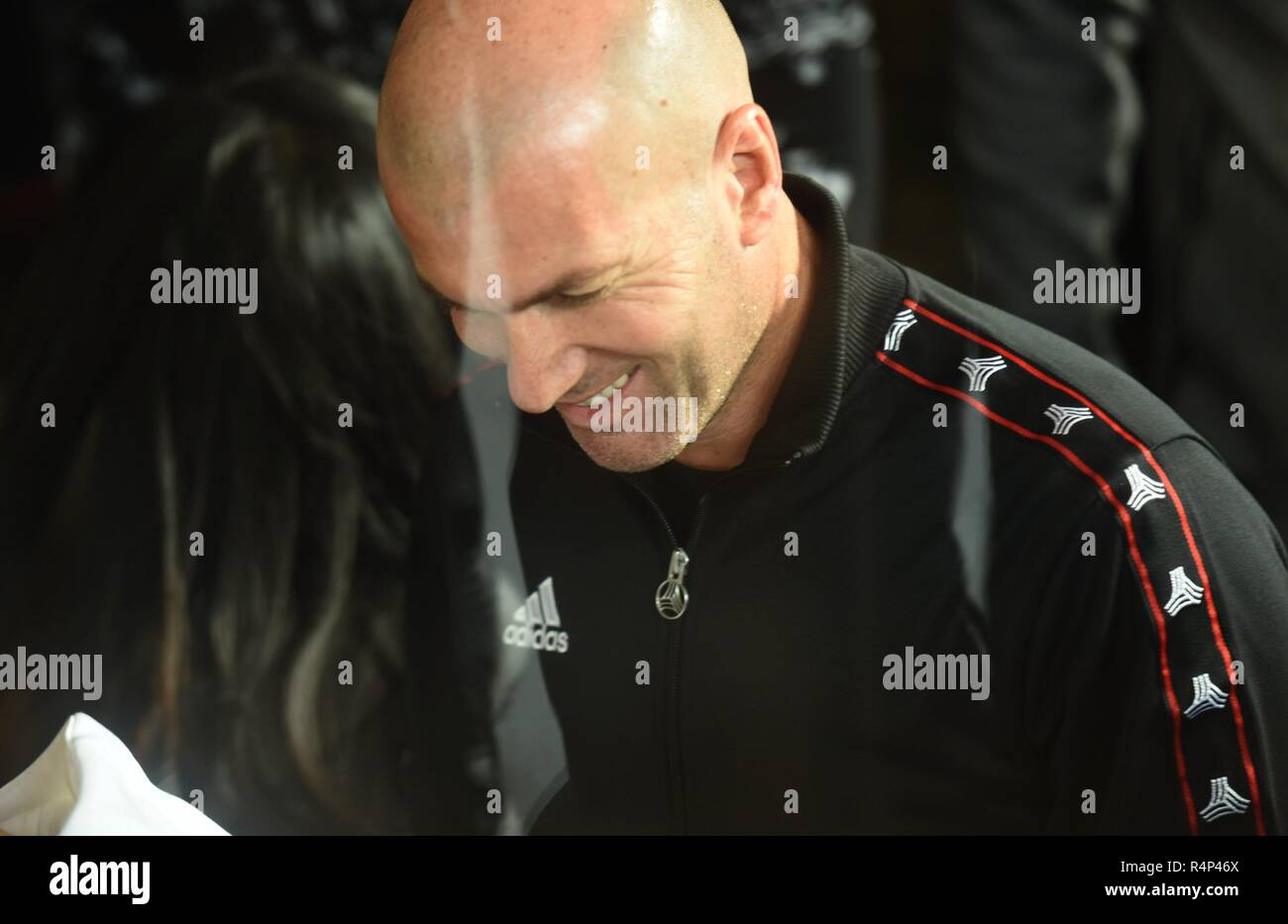 Hangzhou, Hangzhou, Chine. 28 Nov, 2018. Hangzhou, Chine-légende du football Zinedine Zidane montre à un événement promotionnel d'une grande marque de sport à Hangzhou, Province de Zhejiang. Crédit : SIPA Asie/ZUMA/Alamy Fil Live News Banque D'Images