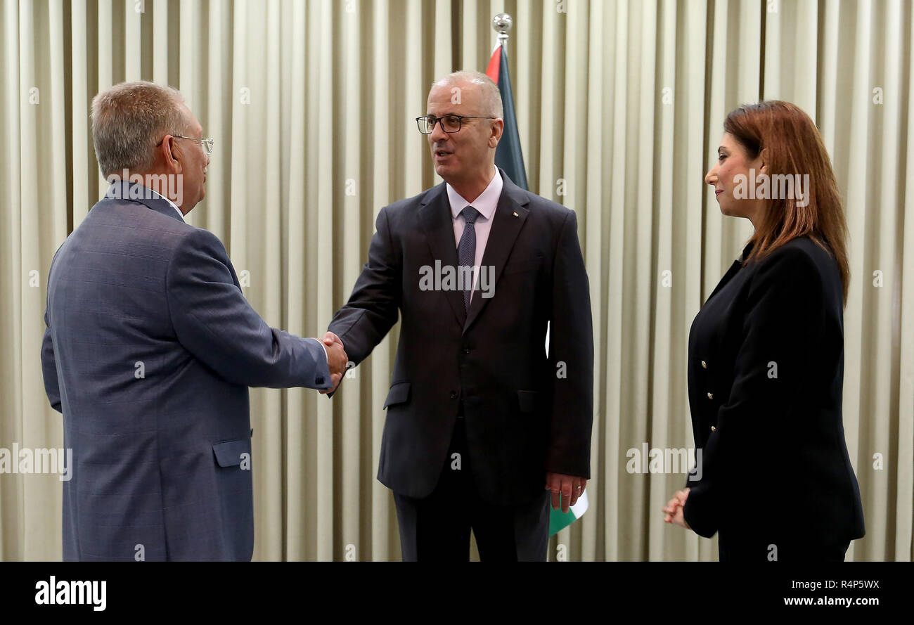 Ramallah, Cisjordanie, territoire palestinien. 28 Nov, 2018. Le Premier Ministre palestinien Rami Hamdallah rencontre le Secrétaire général de l'Union arabe des statisticiens, Ghazi Raho, dans la ville de Ramallah, en Cisjordanie, le 28 novembre 2018 Crédit : Premier Ministre Office/APA/Images/fil ZUMA Alamy Live News Banque D'Images