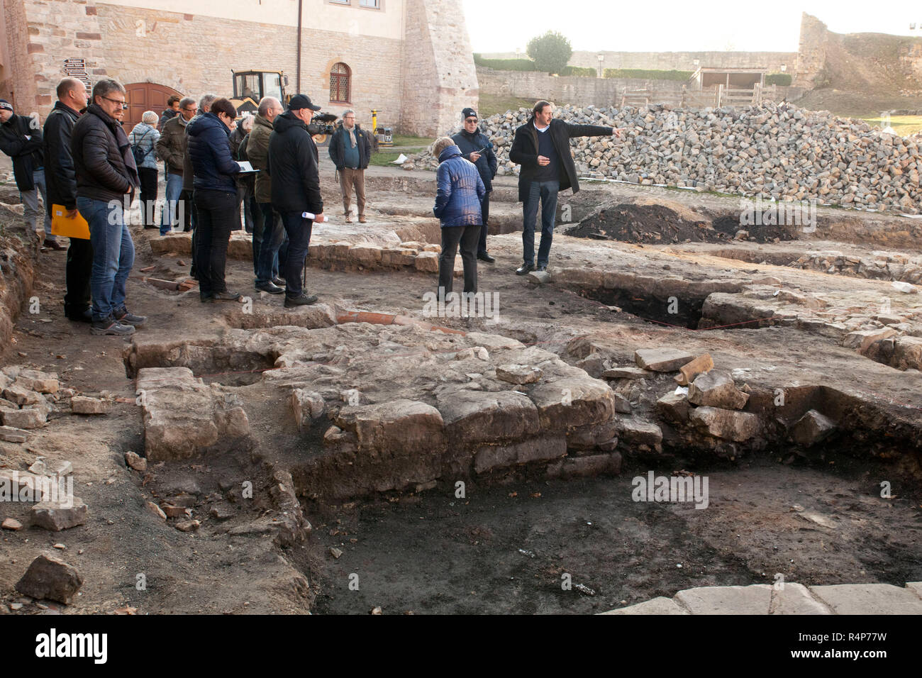 Querfurt, Allemagne. 28 Nov, 2018. Matthias Becker (r) explique les sites et leur importance lors d'une conférence de presse à Querfurt Château. Des découvertes archéologiques ont été fixés dans le cadre de vastes mesures de construction au château de Querfurt. En plus des restes de deux portes, de nombreux squelettes ont été trouvés qui témoignent d'un ancien cimetière au nord et à l'Est de l'église. La date se trouve du Moyen Âge à l'époque moderne. Credit : Johannes Stein/ZB/dpa/Alamy Live News Banque D'Images